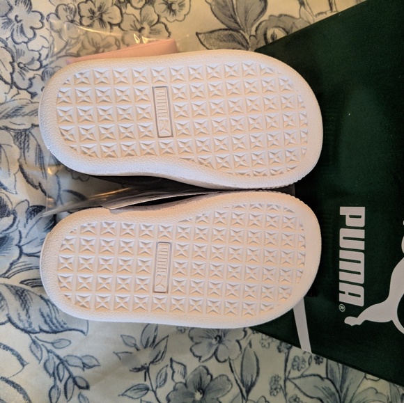 Puma Girls Basket Heart Patent Shoes - Picture 7 of 7